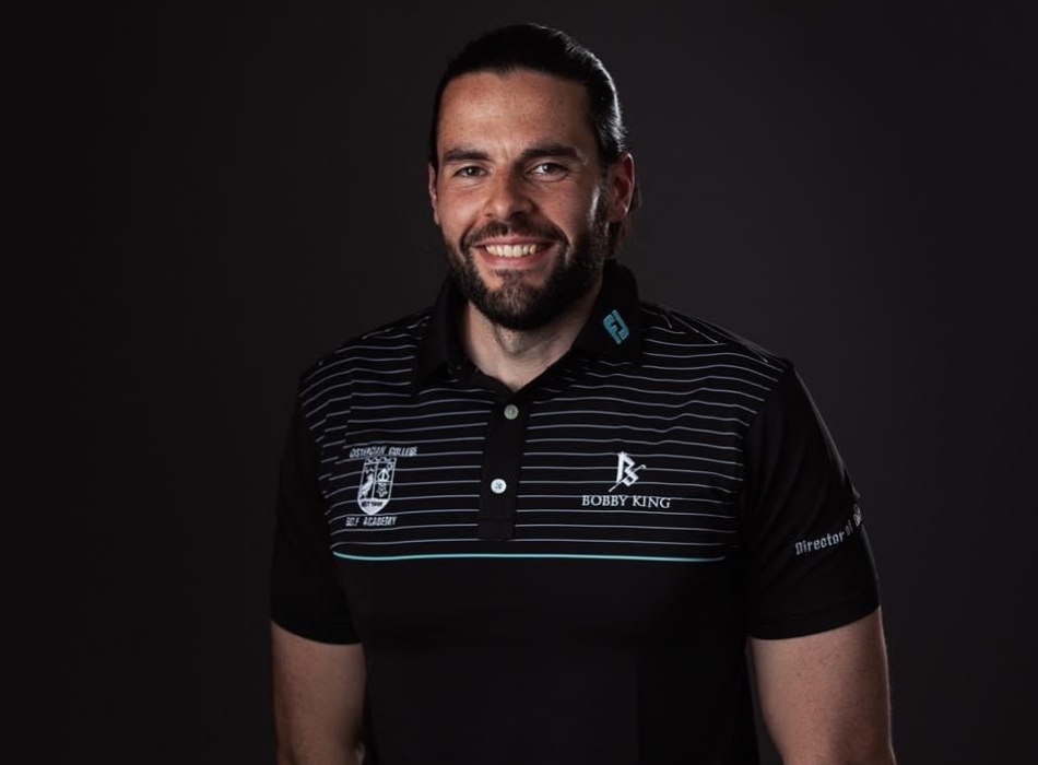 Bobby_King_behind_the_leaderboard