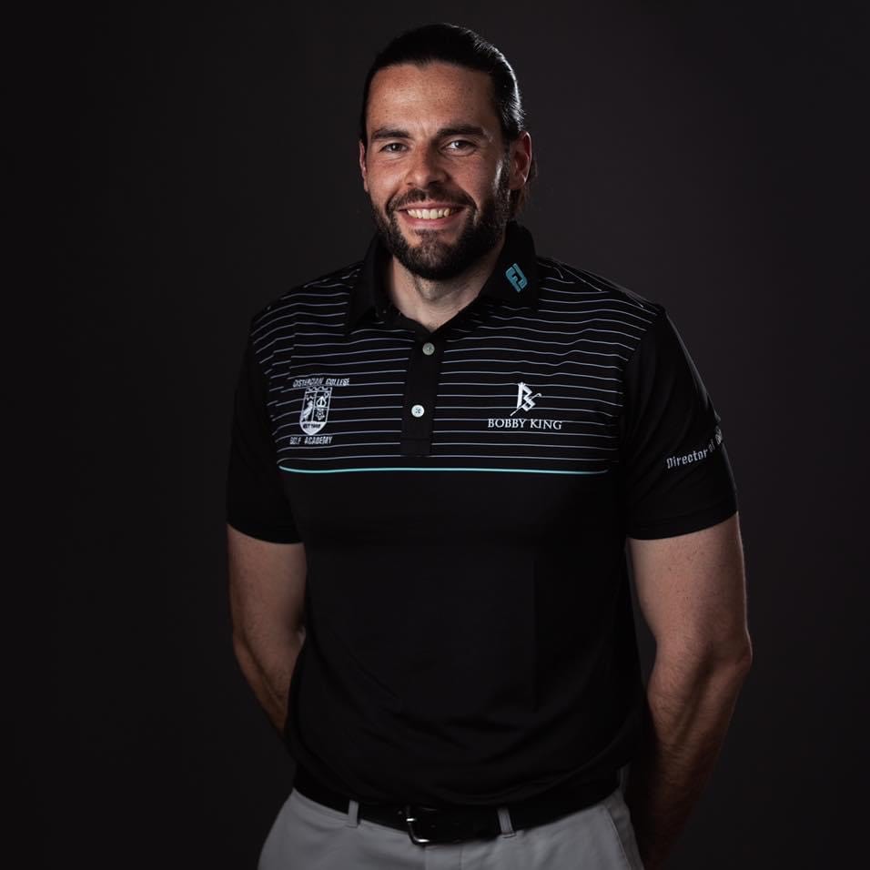 Bobby_King_behind_the_leaderboard